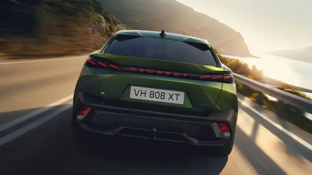 La parte de atrás del Peugeot 408 2026 con las letras iluminadas.