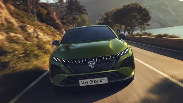 El característico frontal del nuevo Peugeot 408 2026.