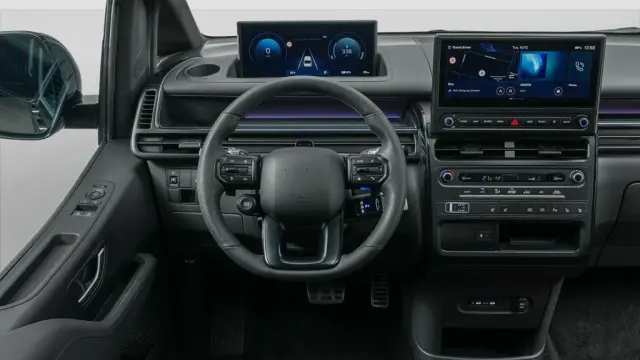 El puesto del conductor y la consola central del Hyundai STARIA Electric.