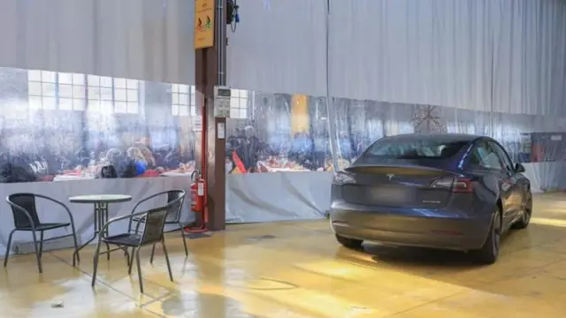 El Tesla de Guido Gallese en el comedor social de la parroquia durante unas fiestas navideñas en 2023