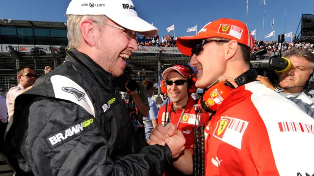 Michael Schumacher y Ross Brawn saludándose antes de empezar el GP de Australia de 2009