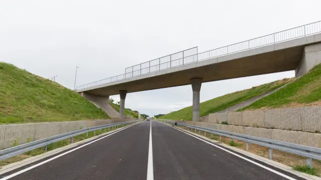 Puente atravesando una carretera