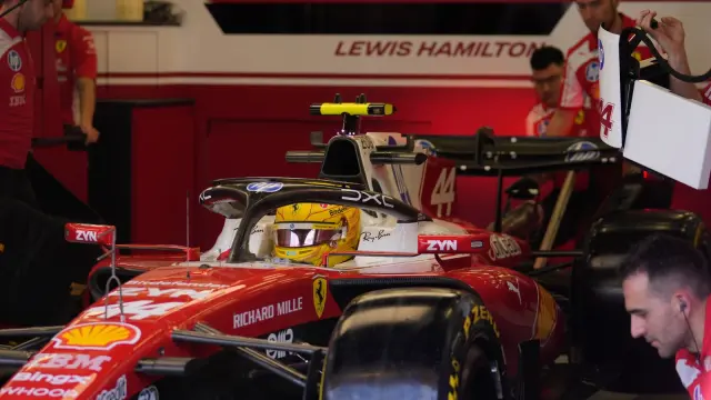 Lewis Hamilton en el box durante los test de Baréin