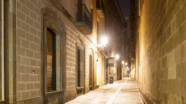 Calle completamente iluminada por la intensidad de la luz de las farolas