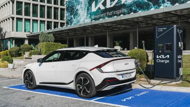 Un Kia EV6 en proceso de carga.