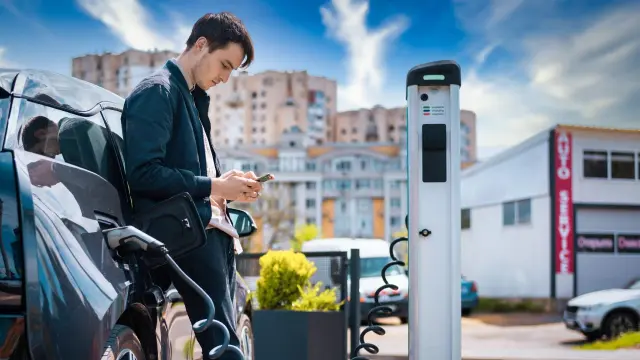 Recargar un coche eléctrico en el mismo tiempo que se reposta gasolina.