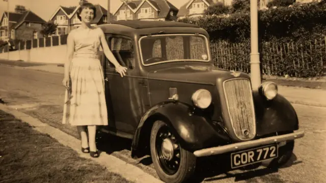 Audrey Evans junto a su Austin 7 recién casada