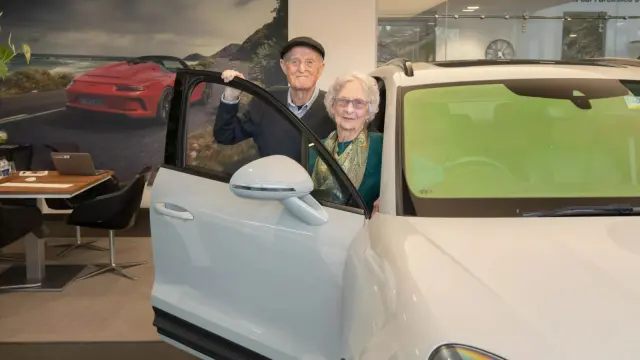 Derek y Audrey Evans con su nuevo Porsche Macan