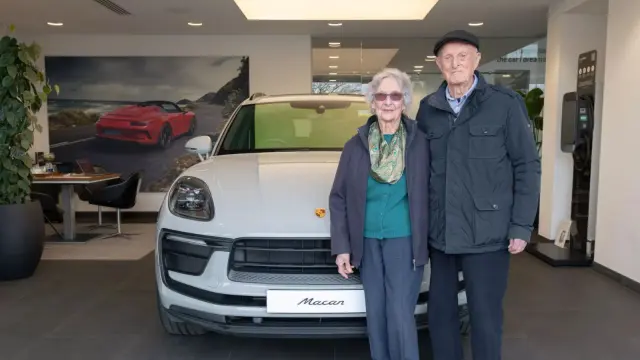 Derek y Audrey Evans con su nuevo Porsche Macan