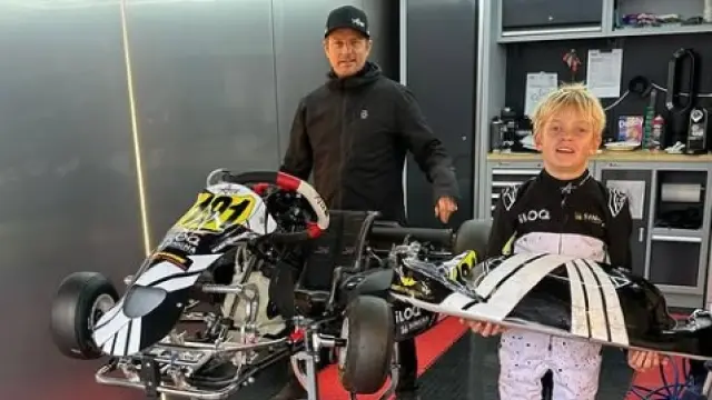 Kimi Raikkonen posa junto al kart de su hijo Robin