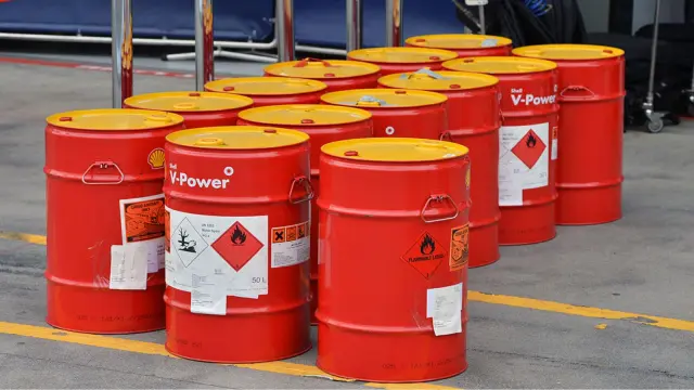 Bidones de Shell en el pitlane de Fórmula 1