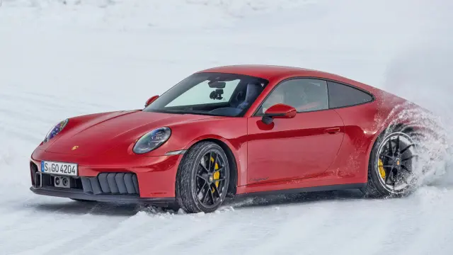 Enfrentamos al Porsche 911 Carrera 4 GTS vs. Mercedes-AMG GT 63 4Matic+ en la nieve. El 911 en nieve.