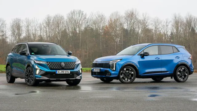Comparativa del Renault Austral Full Hybrid E-Tech 200 vs Kia Sportage 1.6 T-GDI AWD. Vista de los dos moddelos.
