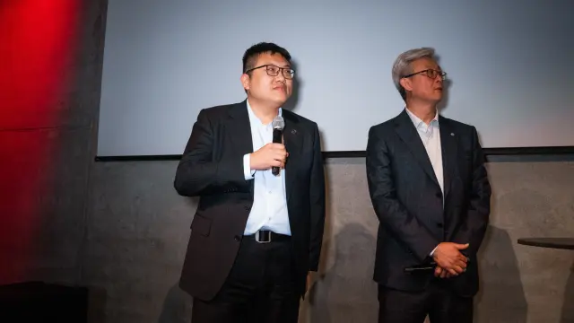 Dr. Li Zheng, director de baterías de MG Global junto al Dr. Qiu Jie, vicepresidente de la sede central de I+D e innovación de MG Global.