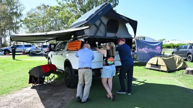 Farley, CEO de Ford, llegando al punto de acampada en Australia