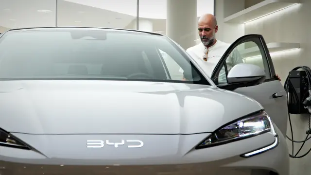 Pep Guardiola y el BYD Sealion 7.