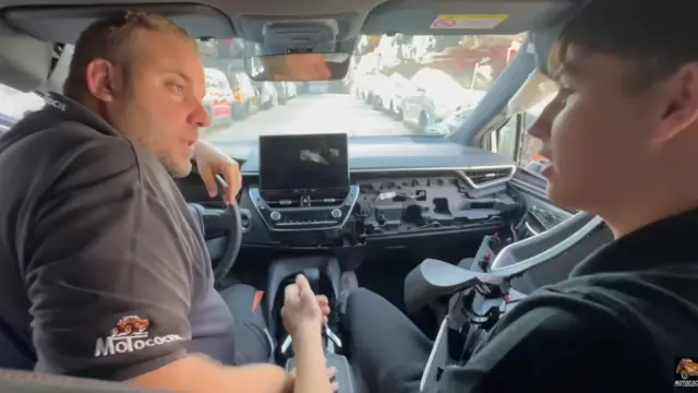 Trabajadores de Motocoche SL explicando curiosidades del Toyota Corolla