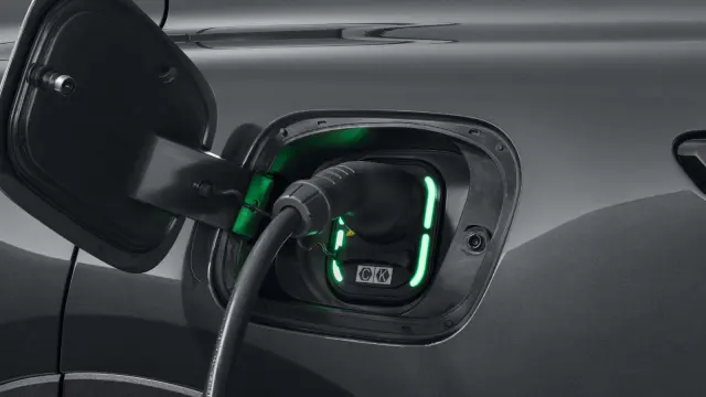 Un coche eléctrico cargando su batería