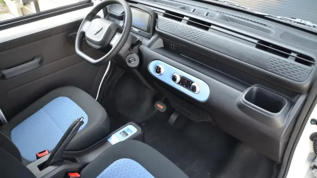 Interior de la caravana de Ari Motors.