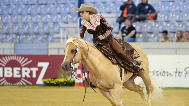 Gina Schumacher participando en una prueba de equitación