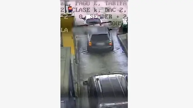 Momento en el que la barrera del peaje golpea al vehículo del infractor