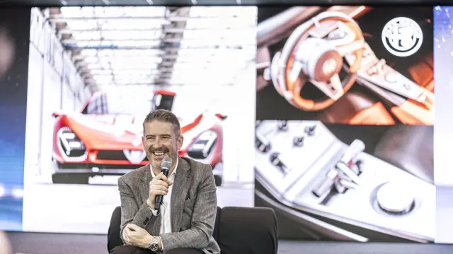 Gilles Vidal durante la presentación hablando de Alfa Romeo.