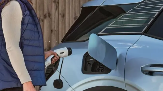 Cargando el coche eléctrico Ford