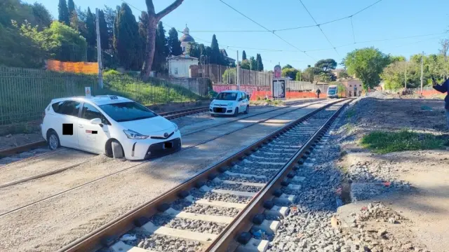 Momento en el que el taxista se ha quedado bloqueado en las vías