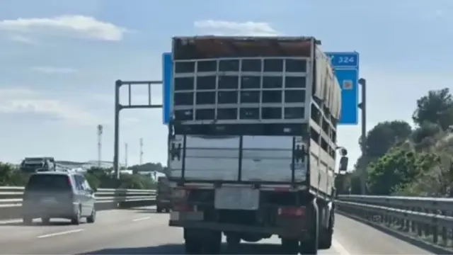Imagen del camión interceptado por la Guardia Civil
