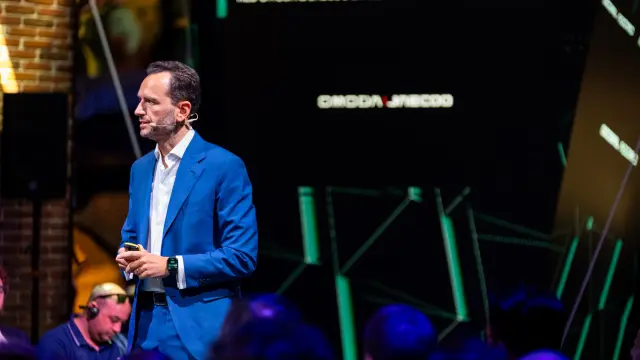 Francesco Colonnese, vicepresidente de Omoda y Jaecoo Iberia, durante una presentación.