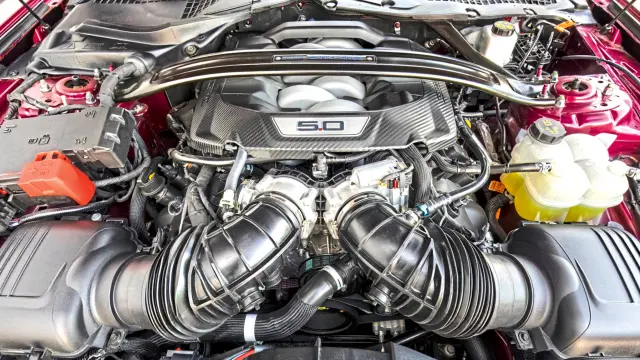 Comparativa del Ford Mustang Dark Horse vs. BMW M4 Coupé. Motor del Mustang.