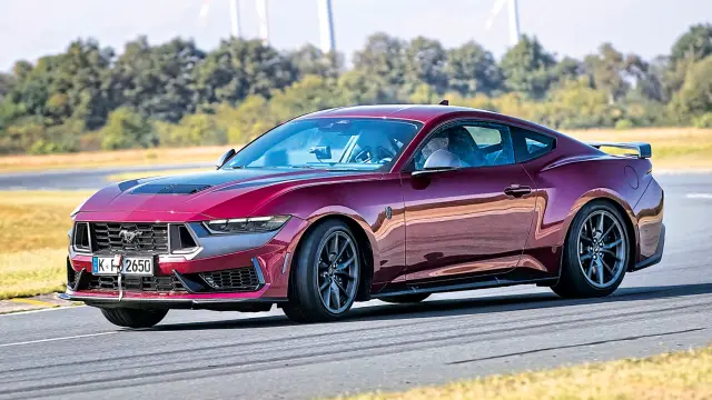 Comparativa del Ford Mustang Dark Horse vs. BMW M4 Coupé. Curva.