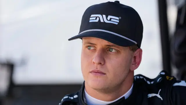 Mick Schumacher consigue un nuevo logro con homenaje a su padre incluido