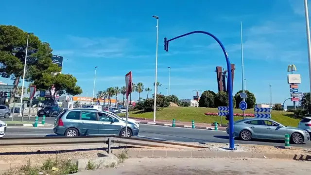 La glorieta de Punta Prima de la N-332 en Torrevieja ya tiene los semáforos inteligentes