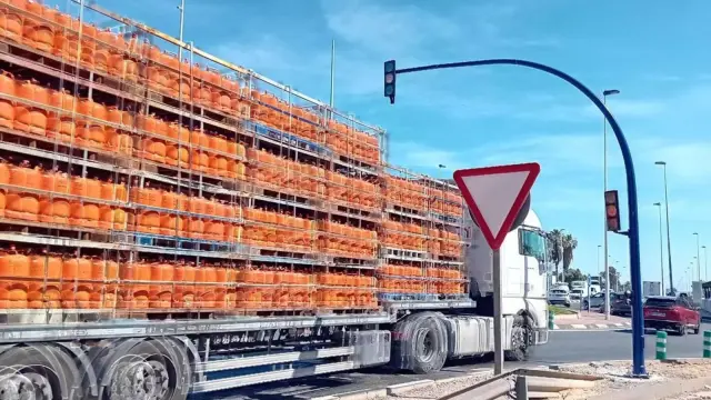 Camión circulando por la rotonda de Punta Prima en Torrevieja