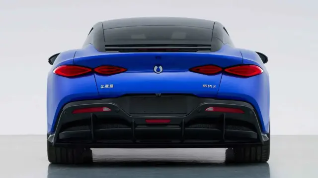 Vista trasera del Z Coupé de Denza