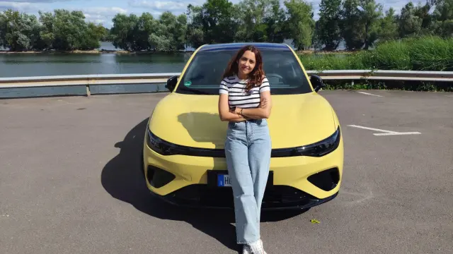 Nuestra compañera Lidia Vega junto al Leapmotor B05.