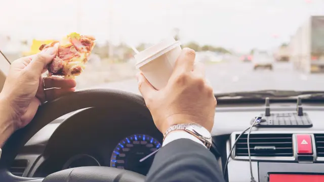 Comer dentro del coche