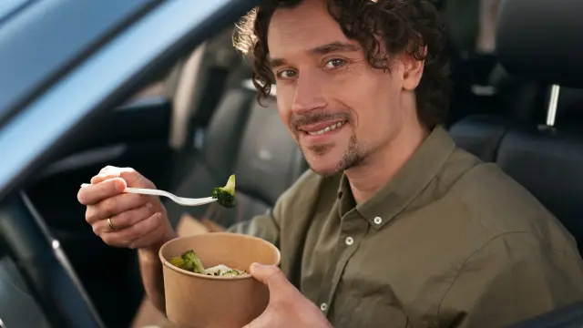 Esta es la multa por comer dentro de un vehículo