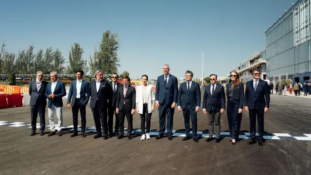 Isabel Díaz Ayuso y el resto de autoridades durante la presentación del Madring F1