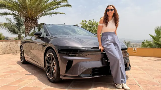 Nuestra compañera Lidia Vega junto al Zeekr 7GT.