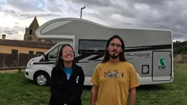 Conoce a la pareja española que recorre el mundo con una camper