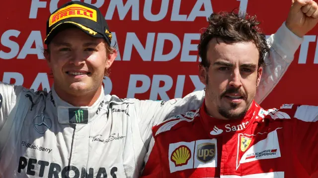 Nico Rosberg, junto a Fernando Alonso en el podio