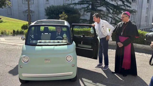 Acuerdo de la cesión de 30 Fiat Topolino y TRIS al Vaticano con el arzobispo Emilio Nappa, el abogado y secretario general de la Gobernación Giuseppe Puglisi-Alibrandi y el director ejecutivo de Fiat, Olivier François.