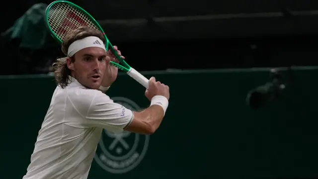 Stefano Tsitsipas desconecta del tenis con un Aston Martin muy limitado