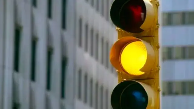 Semaforo amarillo