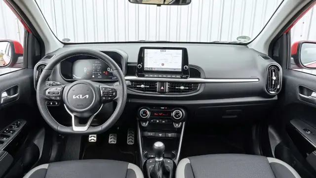 Intenta olvidarte de la orgía de plásticos duros.En todo lo demás, es un cockpit más que aceptable.