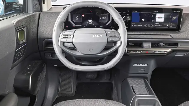 Cockpit ordenado y decentemente acabado, como ya empieza a ser norma en Kia.