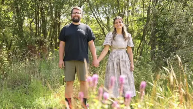Jon y Emilie, pareja que vendió su casa para comprar un parque con caravanas abandonadas
