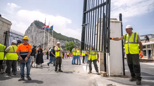 Primera multa en Gibraltar a un taxista español tras la caída de la Verja.